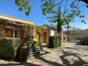 une maison avec des plantes devant elle dans l'établissement Les Célestins - Studios indépendants, à Carpentras