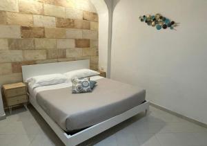 A bed or beds in a room at CASA VACANZE VIA CASALE Még 19 kép