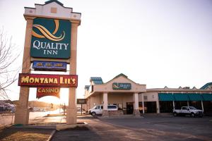 a walney inn sign in front of a parking lot at Quality Inn in Havre