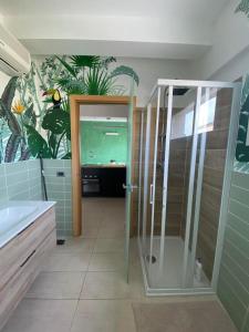 bagno con box doccia in vetro e vasca per pesci di Leaf Apartment a Ravenna