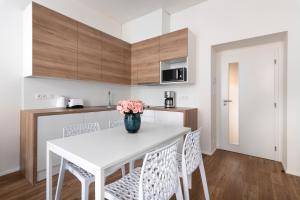 Kuchyňa alebo kuchynka v ubytovaní Prague Tales Boutique Residence by Dwellfort