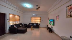 Televisyen dan/atau pusat hiburan di Luxurious 1 & 2 Bed Apartment at RealShala Homes, Adjiringanor - East Legon