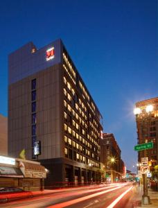 ein hohes Gebäude auf einer Stadtstraße bei Nacht in der Unterkunft citizenM Los Angeles Downtown in Los Angeles
