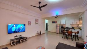 Televisyen dan/atau pusat hiburan di Luxurious 1 & 2 Bed Apartment at RealShala Homes, Adjiringanor - East Legon