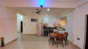 Dapur atau dapur kecil di Luxurious 1 & 2 Bed Apartment at RealShala Homes, Adjiringanor - East Legon