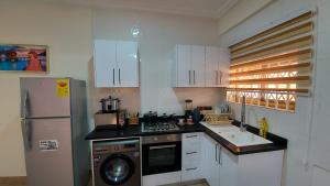 Dapur atau dapur kecil di Luxurious 1 & 2 Bed Apartment at RealShala Homes, Adjiringanor - East Legon