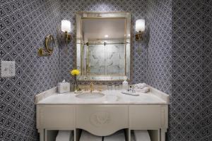 a bathroom with a mirror, sink, and bathtub at Willard InterContinental Washington, an IHG Hotel in Washington, D.C.