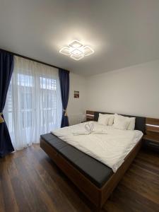 Un pat sau paturi într-o cameră la Splendor Apartment