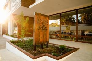 タルカにあるHotel Madero Talcaのホテルマイアミの前の看板