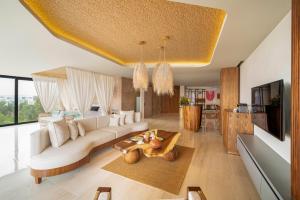 TV a/nebo společenská místnost v ubytování Mvngata Beach Hotel