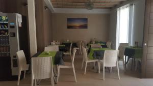 
A restaurant or other place to eat at HOTEL ISLA PLANA
