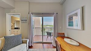 un soggiorno con divano e tavolo di Madeira Bay Resort II by Travel Resort Services a St Pete Beach
