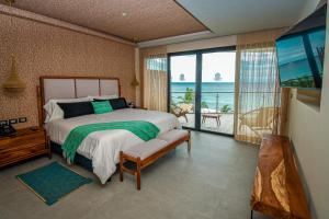 Postel nebo postele na pokoji v ubytování Mvngata Beach Hotel