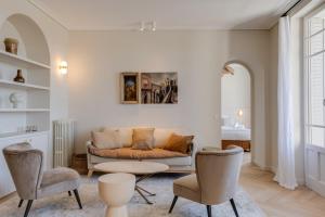 sala de estar con sofá y sillas en Le Haras 3 bedroom apartment in the heart of Annecy en Annecy
