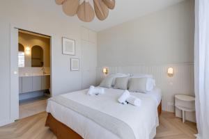 - une chambre blanche avec un grand lit blanc et des oreillers blancs dans l'établissement Le Haras 3 bedroom apartment in the heart of Annecy, à Annecy