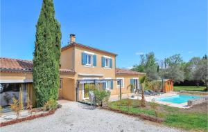 uma villa com uma piscina e uma casa em Nice Home In Espeluche With Kitchen em Espeluche