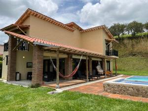 een huis met een patio en een zwembad bij Fincas Panaca Jagüey 18 in Quimbaya