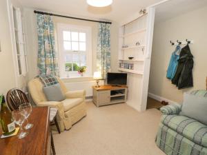 un soggiorno con divano e tavolo di Llannor a Porthmadog