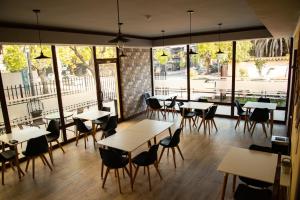 A restaurant or other place to eat at Hotel Madero Talca