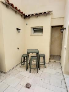Fotografie z fotogalerie ubytování Maison Luxe 4 chambres - Patio - Climatisation - 10 minutes à pied du Pont d'Avignon v Avignonu