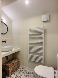 Koupelna v ubytování Maison Luxe 4 chambres - Patio - Climatisation - 10 minutes à pied du Pont d'Avignon
