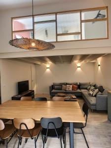 TV a/nebo společenská místnost v ubytování Maison Luxe 4 chambres - Patio - Climatisation - 10 minutes à pied du Pont d'Avignon