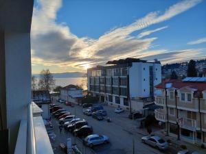 - une vue sur une ville avec des voitures garées dans un parking dans l'établissement Exclusive Apartments with Lake view, à Ohrid