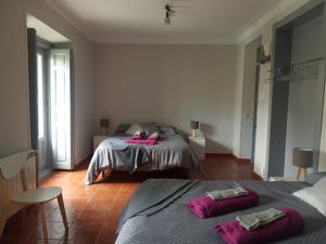 um quarto com 2 camas com toalhas cor-de-rosa em PME Rooms em Madrid