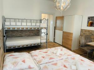 1 dormitorio con 2 literas y mesa en Flatprovider HP Apartment, en Viena