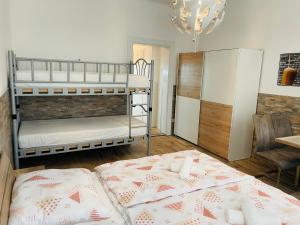 1 dormitorio con 2 literas y mesa en Flatprovider HP Apartment en Viena