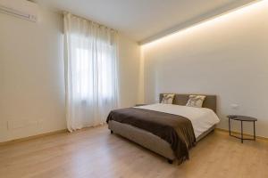 - une chambre avec un lit et une grande fenêtre dans l'établissement Room Castelvecchio, à Vérone