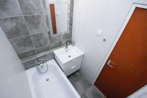 łazienka z wanną, umywalką i toaletą w obiekcie Trenčianska Apartment w mieście Trnávka