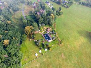 una vista aérea de una granja en un campo en Trapani house & camp, en Růžová