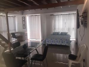Schlafzimmer mit einem Bett, einem Tisch und Stühlen in der Unterkunft Apartamento Lof , Dúplex , iluminado ,bueno , céntrico y bien ubicado in Medellín