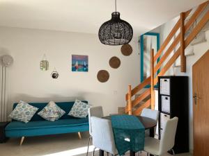 un soggiorno con divano blu e tavolo di Cactus 2020 a Sabaudia