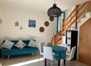 salon z niebieską kanapą i stołem w obiekcie Cactus 2020 w mieście Sabaudia