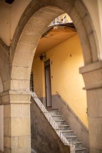 einen leeren Flur mit Treppe in einem Gebäude in der Unterkunft PORTA ROMANA LA LOGGIA in Castiglion Fiorentino