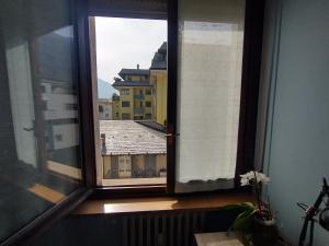 ein Fenster mit Blick auf ein Gebäude in der Unterkunft La Casa del Birraio in Sondrio