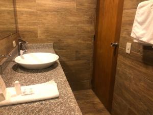 baño con lavabo blanco en la encimera en Hotel Ambassador, en Quito