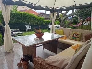 Posedenie v ubytovaní JARDIN, TERRAZA Y BARBACOA