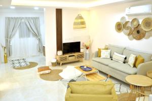 a living room with a couch and a tv at Msakn Aldar in Abha