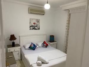 een slaapkamer met een bed met witte lakens en kussens bij Delta Sharm Apartment 156 flat 102 in Sharm El Sheikh