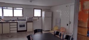 Η κουζίνα ή μικρή κουζίνα στο COBERTURA PITANGUEIRAS AR 3 Q 2 GAR PISCINa