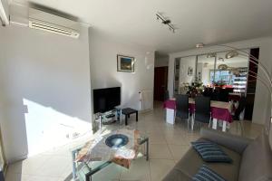 Μια τηλεόραση ή/και κέντρο ψυχαγωγίας στο 2 rooms facing south 300m from the Croisette LIVE IN LE BOSQUET