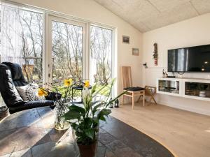sala de estar con mesa y ventana grande en Holiday home Hurup Thy XVIII, en Sønder Ydby