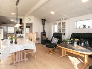 sala de estar con 2 mesas y sillas en Holiday home Hurup Thy XVIII, en Sønder Ydby