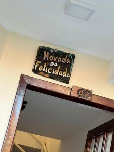 ein Schild an einer Wand über einer Tür in der Unterkunft Duplex Aconchegante Residencial Mont Sinai in Porto Seguro