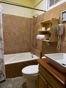 La salle de bains est pourvue d'un lavabo, de toilettes et d'une baignoire. dans l'établissement Hotel-Villas JABEL TINAMIT, à Panajachel