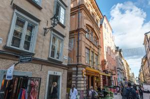 una via cittadina con edifici e persone che camminano per strada di Archipelago Hostel Old Town a Stoccolma