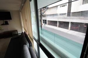 Habitación con ventana y vistas a la piscina. en Rochester 10, en Ciudad de México